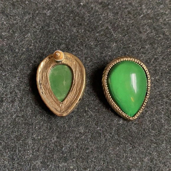 Vintage Green Agate Stud Earrings - Picture 3 of 5
